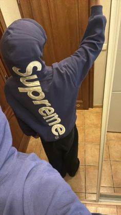 #supreme #hoodie #ootd #satin #navy #streetwear #style #fashion #baggy #aesthetic Supreme Hoodie Outfit, Navy Streetwear, Hoodie Ootd, Baggy Aesthetic, Applique Hoodie, Fashion Baggy, Baggy Jeans Outfit, Supreme Hoodie, Creative Fashion Photography