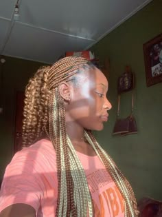 Copper Peekaboo Braids, Peekaboo Box Braids Brown And Blonde, Half And Half Knotless Braids Color, Boohoo Knotless Braids Color, Peekaboo With Curls, Brown Braids With Blonde Peekaboo, Peekaboo Braids Ginger, Brown And White Peekaboo Braids, Knotless Box Braids Peekaboo