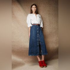 Rachel Comey Gore Denim Midi Skirt Size: 6 Waist: 26.5” Hip: 38” Length: 35.5” 100% Cotton Gore Skirt, Looks Jeans, Gored Skirt, Fall 2015 Style, Denim Skirt Outfits, Long Denim Skirt, Spring Color, Denim Trends, Rachel Comey