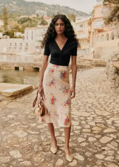 Midi skirt;Slightly flared hemline;Invisible zip fastening and side hook;Unlined;Length at the side: 79.5 cm / 31.1 in (size EU36/UK8) Sezane Outfits, Midi Rok Outfit, Midi Rock Outfit, Holiday Fits, Midi Skirt Outfit, Knitwear Dress, Trends 2024, Parisian Chic, Leather Dresses