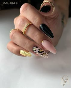 Gold Nail Polish Designs, Gold Gel Nails, White Nails With Gold, Rose Gold Nails Design, Red And Gold Nails, Gold Nail Designs, Gold Nail Art, Black Acrylic Nails