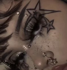 Emo Star Makeup, Eye Drawing Y2k, Make Up Ideas Y2k, How To Draw Y2k Eyes, Eye Makeup Art Drawings, Cool Liner Looks, Alt Star Makeup, Y2k Punk Makeup, Cool Emo Makeup