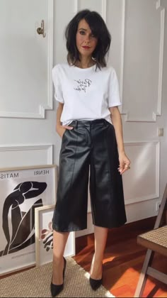 Culottes Outfit 2023, Faux Leather Culottes Outfit, Leather Culottes Outfit, Culottes Shorts Outfit, Bermuda Shorts Outfit Summer, Bermuda Shorts Outfit, Leather Culottes, Culottes Outfit, Sporty Chic Style