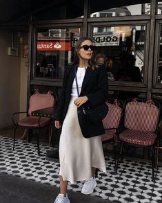 Silk Midi Skirt Outfit, Elegant Skirt Outfits, Silk Skirt Outfit, Midi Skirt Outfit, Long Skirt Outfits, Beige Skirt