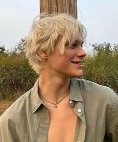 Medium Shaggy Hair Medium Shaggy Hair, Platinum Blonde Hair Men, Edgy Blonde Hair, Hipster Haircuts, Popular Boys Haircuts, Messy Pompadour, Short Platinum Blonde Hair