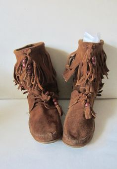 Vintage Minnetonka Moccasins! Brown suede boots Lace boots with fringes Unisex Minnetonka Moccasins Size 7 - 7.5  A comfortable pair of soft leather boots Soft crepe soles. They are in great vintage condition.  Minor light wear Size: 7 (marked) Heel to toe: 10" Wide 3.10" High: 9" **Note: these kind of shoes usually can fits more 1/2 size Bohemian Suede Boots With Tassels, Western Boots With Tassels And Round Toe, Bohemian Suede Boots With Fringe, Bohemian Suede Fringe Boots, Bohemian Style Fringe Suede Boots, Bohemian Leather Boots With Fringe, Festival Leather Fringe Boots, Western Suede Boots With Tassels, Brown Tasseled Boots For Festivals