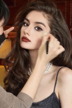 Natural Cat Eye Makeup Look, Eye Looks For Big Eyes, Dark Pics Aesthetic Black, Satin Makeup Look, Romantic Ingenue Makeup, 50 Makeup Vintage, Parisian Chic Makeup, Vintage Prom Makeup, Chic Makeup Looks Classy