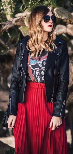 Red Pleated Skirt Outfit, Test Outfit, Party Outfit Skirt, Pleated Skirt Outfit Ideas, Winter Drip, 2017 Style, Winter Leather Jackets