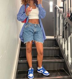 Spring And Summer Outfits Black Women, Oversize Shorts Outfit, Thigh Shorts Outfit, Block Party Outfit, Shorts And Sneakers Outfit, Style Nike Dunks, Summer Outfit Black Women, Girly Streetwear, Summer Outfits Trendy