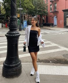 Tube Dress Outfit, New Balance 530 Outfit, Barcelona Outfits, Black Tube Dress, City Break Outfit