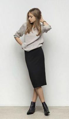 Midi Pencil Skirt, Knit and ankle boots - Perfect winter outfit #2014 #fashion #style Minimalist Moda, Skirt Diy, Skandinavian Fashion, Personal Style Inspiration, Beige Blazer, Looks Street Style, Looks Black, Skirt Midi, Black Pencil Skirt