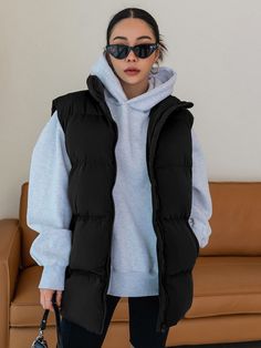 Puffer Vest Outfit, Winter Mode Outfits, Vest Puffer, Chaleco Casual, Outerwear Women Winter, Sleeveless Puffer, Cold Outfits, Hoodie Outfit