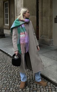 Acme Studio Scarf Outfit, Outfit Inspo Winter 2023, Fall Winter 2022 2023 Outfits, Ugg Winter Outfits, Uggs Tasman, Amsterdam Outfit, Uggs Outfits