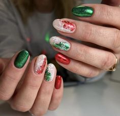 Christmas Nail Designs For A Festive And Joyful Mani | Le Chic Street Short Fake Nails, Nagel Tips, Acrylic Nail Kit, Cute Christmas Nails, Nail Type, Snowflake Nails, Stick On Nails, Christmas Nail Designs