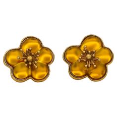 KENZO vintage gold tone clip-on earrings featuring a yellow resin flower. Embossed KENZO Paris Made in France. Indicative measurements : max. height approx. 3 cm (1.18 inches) / max. width approx. 3.1 cm (1.22 inches). Weight per earring : approx. 15 grams. Material : Gold tone metal hardware / Resin. NOTES - This is a preloved vintage item, therefore it might have imperfections. - Colors may differ slightly from actual product appearance due to differences in lighting conditions. - As a buyer, Luxury Yellow Clip-on Earrings, Yellow Resin, African Wedding Attire, Kenzo Paris, Diamonds And Gold, Resin Flowers, Flower Clip, African Wedding, Diamond Drops