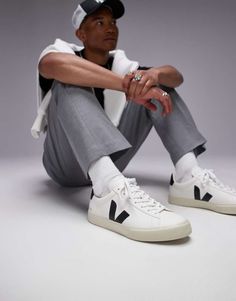 Sko, støvler og sneakers fra VEJA Casual cool: helt perfekt Design med lav profil Lukkes med snørebånd Foret kant Med VEJA's signatur-branding Slidstærk ydersål i gummi Slidmønster med struktur Veja Campo Sneakers, Sacs Tote Bags, Converse Chuck Taylor White, Flip Flop Boots, Leopard Print Baby, Watch Cap, Shorts Co Ord, Boots Sneakers, White Trainers