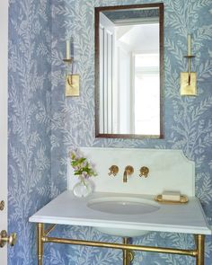 A postcard from the powder room 💌 #TwinInteriors: @lauriefulkerson Photo: @jallsopp Philip Jeffries Wallpaper Powder Rooms, Blue Bathroom Wallpaper, Coastal Powder Room, Phillip Jeffries Wallpaper, Wc Ideas, Powder Room Wallpaper, Wallpaper Bathroom, Mud Rooms