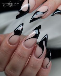 Black nailart The Best Nail Designs, Best Nail Designs, Gucci Nails, Black Stiletto Nails, Witchy Nails, Art Deco Nails, Diy Nails At Home, Nail Time, Gothic Nails