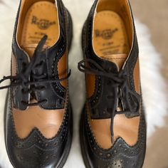 Unisex Vintage Dr. Martens 3979/34 Leather Wingtip Black & Gold Brogue Oxford Made In England. Uk 5 Women’s Us 7 Men’s Us 6 Great Condition Evident By Soles, Laces And The Print Inside Shoe Isn’t Worn Out. Dr Martens 3989, Vintage Dr Martens, Inside Shoes, Summer 2025, England Uk, Vintage Shoes, Dr. Martens, Oxford, England