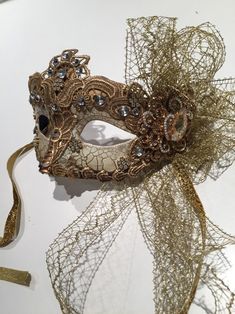 Золотая Маскарадная Маска Марди Гра Хэллоуин - Etsy Masquarade Mask, Venice Masquerade, New Years Eve Celebration, Venetian Masquerade Masks, Plastic Mask, Masked Ball, Mask Ideas, Venetian Masquerade, Gold Mask