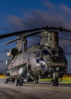 Boeing Ch 47 Chinook, Fighter Planes Jets, Chinook Helicopters, Through The Decades, Airplane Fighter, Military Special Forces, Military Hardware, Air Fighter, Aircraft Art