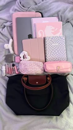 Uni Stationary Essentials, Inside My Bag Aesthetic School, Trendy Pink Student Bag, Pink School Bag Aesthetic, Uni Bag Ideas, Coquette Bag School, What’s Inside My School Bag Aesthetic, School Bag Organization, Hello Kitty School