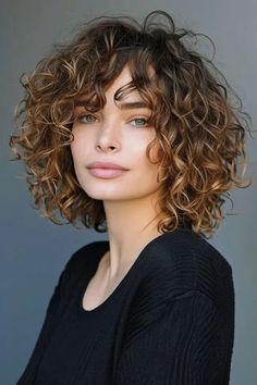 Short Hair Highlights Brown Caramel, Brown Curly Hair With Highlights, Fall Curly Hairstyles, Curly Hair With Highlights, Curly Hairstyles With Bangs, Curly Hairstyles Ideas, Curly Highlights, Curly Cut, Highlights Caramel