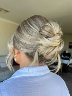 Textured, undone midi upstyle for this bridesmaid! Created using KYK Haircare 🧚🏼 How well does this style compliment her colour?!? Midi Bun Wedding Hair, Mid Updo Hairstyles, Midi Bun, Bridesmaid Bun Hairstyles, Bride Updo Hairstyles, Bridesmaid Bun, Undone Updo, Glam Bride Makeup, Cute Prom Hairstyles