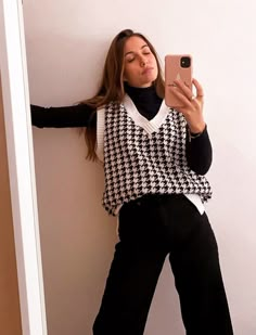 Fall Gingham V-neck Top, Cotton Houndstooth Tops For Fall, Fall Cotton Tops With Houndstooth Pattern, Fall Cotton Houndstooth Top, White Houndstooth Tops For Fall, Trendy Houndstooth Pattern Tops For Winter, Casual White Houndstooth Pattern Tops, Casual White Houndstooth Top, Mode Dope