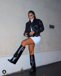 Fall Club Outfits, Shark Lock Boots, Club Outfit Night, Outfit Night Club, Classy Vibes, Givenchy Boots, Minimalistic Fashion, Black Boots Outfit, Street Outfits