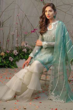 Pakistani Party Wear Dresses, Pakistani Fashion Party Wear, Kurti Designs Party Wear, Designer Party Wear Dresses, Stylish Dresses For Girls, Pakistani Dress Design, Dresses Ideas