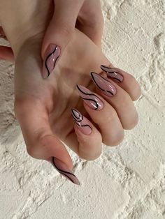 Nails Black Lines, Nails Art Black And White, Nail Designs Baddie, Abstract Art Nails, Almond Nails Aesthetic, Short Nail Set, Buchona Nails, Cute Nails Short, Nail Art Minimalist