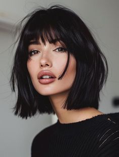 Dark Short Hair With Bangs, Fringe Bangs Bob, Bob Hairstyles Bangs, Hair With Fringe Bangs, Bob With Side Bangs, Short Bleached Hair