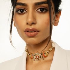 Polki-style choker necklace featuring coral-colored stones in a moon pattern and a centerpiece with coral and square-shaped polki stones. Coral Choker Necklace, Jadau Choker, Coral Choker, Gold Bracelet Simple, India Inspired, Kundan Choker, Heritage Jewellery, Fabric Pouch, Moon Pattern