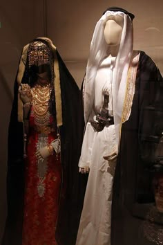 Emirati Traditional Clothes, Kuwait Traditional Clothes, Arabic Crown, Iraqi Clothing, Traditional Egyptian Clothing, Arab Clothing, Arabic Outfit, Official Dress, Arabic Culture