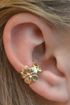 ~meliaaa<3 Ear Cuff Gold, Wrap Earrings, Gold Ear Cuff, Dope Jewelry, Funky Jewelry, Jewelry Lookbook, Ear Cuffs, Girly Jewelry, Jewelry Inspo