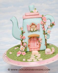 there is a cake that looks like a teapot