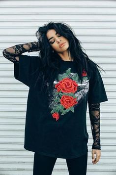 Lace Undershirt, Look Grunge, T Shirt Oversize, Estilo Punk, Alternative Outfits, Grunge Style, Edgy Outfits, Grunge Outfits, Outfits Casuales