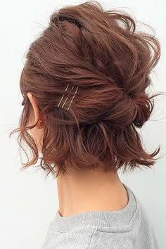 After Mascetomy, Lob Hairdos, Short Curly Hair Side Part, Pixie Updo Ideas, Updo Ideas, Easy Updo Hairstyles, Short Hair Images, Short Hair Updo