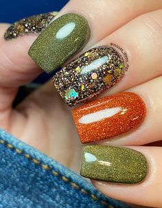 Real Nail Ideas, Green Thanksgiving Nails, Rust Nails Design, Fall Themed Nails Autumn, Sparkly Fall Nails, Orange And Green Nails, Short Fall Nail Designs, Short Fall Nail, Fall Gel Nails