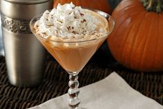 Caramel Pumpkin Spice Martini, a fun simple fall pumpkin cocktail recipe with pumpkin liqueur, Bailey's Irish cream, vanilla vodka, cream, and amaretto. Pumpkintini Recipe, Pumpkin Cocktail Recipes, Creamy Cocktails, Halloween Dessert, Cocktails Recipes, Pumpkin Spice Cake, Pumpkin Caramel, Drinks Cocktails, Martini Recipes