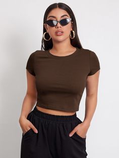 Brown Top Outfit, Outfit Minimalista, Plain Crop Tops, Basic Crop Top, Brown Crop Top, Slim Fit Crop Top, Ribbed Crop Top, Crop Top Outfits, Cropped Tops