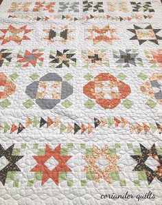 a quilted table topper with an assortment of star designs on it and the words, crayon quilts written below