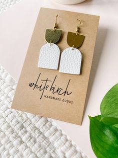 We're a sucker for any white leather & brass combo earrings, but these are a lovely smaller size! Modern and chic, like all our earrings! •••••••••••••••••••••••••••••••••••••••••••••••••••••••••••••• • ORDERING • These leather earrings measure approx 3/4" wide, 2 1/2" drop with hook. These earrings come with raw brass ear wires or 14K gold fill hooks, and feature raw brass accents. Please note raw brass will naturally oxidize over time, creating a beautiful vintage like patina on your earrings. Earrings Leather Diy, Faux Earring Ideas, Cricut Earrings Diy, Leather Earrings Ideas, Earring Party, Cork Earrings, Diy Leather Earrings, Diy Earrings Polymer Clay, Brass Hooks