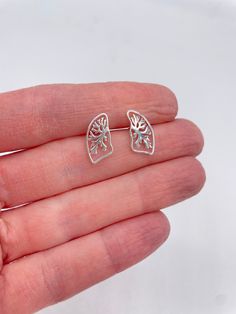 925 Sterling Silber Lungen Ohrringe Krebs Überlebende Lungenfibrose Zystische Fibrose Lungenerkrankungen Biologie Schmuck Pulmonologe Arzt Geschenk Atemtherapeut Befriedigen Sie Ihre nerdigen Bedürfnisse und entfesseln Sie Ihren inneren Wissenschaftsfreak mit diesen schönen Ohrringen, die die Anatomie der Lunge darstellen.  Was für ein unglaubliches Geschenk für jeden Studenten, Kollegen, Arzt, Atemtherapeut oder Freund! Bitte beachten Sie meine anderen Angebote für die passende Halskette. MATER Biology Earrings, Doctor Earrings, Biology Jewelry, Doctor Jewelry, Secret Sister Gifts, Hairdresser Gift, Valentines Bracelets, Edgy Earrings, Holiday Necklace