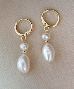 #earrings#goldearrings#pretty#elegant#fashion#gold#glowup#pearls#pearljewlerry Diy Pearl Earrings, Diy Jewelry Earrings, Pearl Jewelry Design, Diy Jewelry Unique, Jewelry Accessories Ideas, Jewelry Fashion Trends, Jewelry Lookbook, Pearl Hoop Earrings, Girly Jewelry