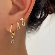 These gorgeous diamond cubic teardrop earrings are made of 14k gold plated on copper. They have luxurious 14k gold colour classic hoops with colourful cubic gemstone drop- Emerald green, Sapphire blue, Ruby red, Purple and Clear white.Come in 4 colours. Material: 14k Gold Plated on Copper, Cubic ZirconiaMeasurement: 24 mm in length , Hoop inner diameter: 11 mm Sold as a pair HypoallergenicNickel Free♡ Have any questions or need advice on your order? Feel free to contact us. We are fast to reply. Colourful Jewellery, Inexpensive Jewelry, Preppy Jewelry, Jewelry Accessories Ideas, Dope Jewelry, Classy Jewelry, Stacked Jewelry