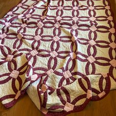 a large quilt is laying on the floor with it's edge cut out to look like circles