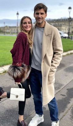 Street style qui définit les tendances, des vêtements uniques que vous trouverez dans Luxury & Vintage Madrid, la meilleure sélection de vêtements vintage et contemporains des plus grandes marques de luxe - Livraison express dans le monde entier