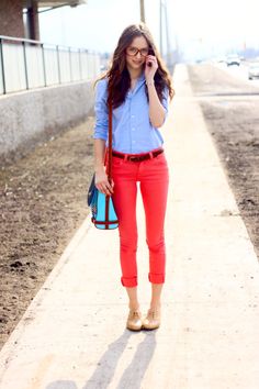 Colored Skinnies, Oxfords, Button Down. Outfit Pantalon Rojo, Looks Street Style, Outfit Trends, Mid Size, Geek Chic, Face Shape